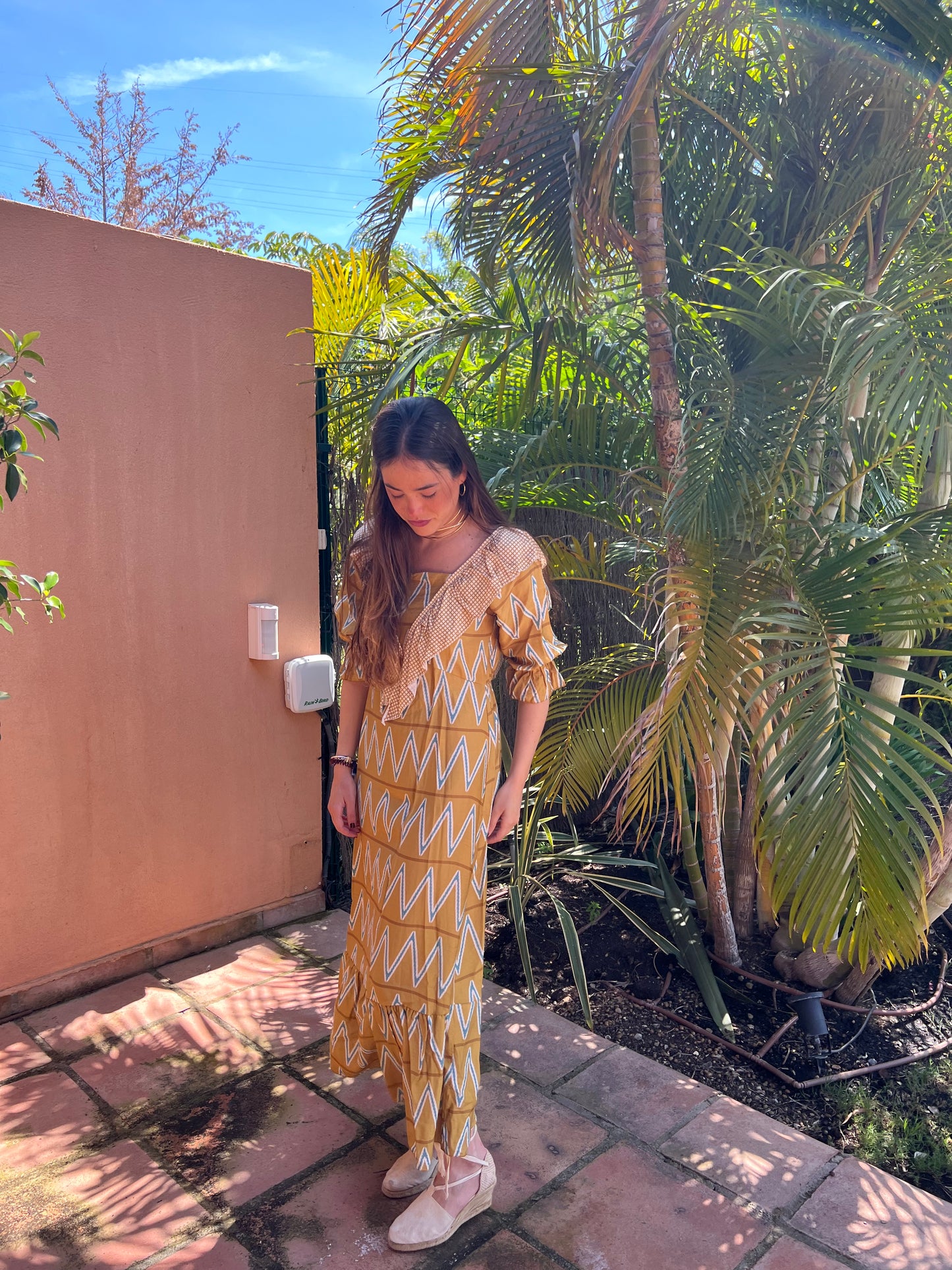 Vestido Baikal en tonos mostaza